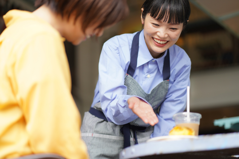 エプロン姿のスタッフが清潔な店内で開店準備をしている様子