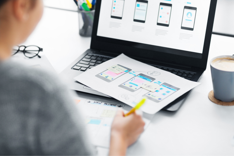 パソコンの画面上に表示された広告の分析データ